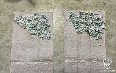 На основании каждой полоски сформируйте треугольник из начинки (как на фото). 