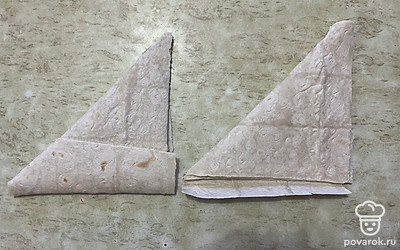 Сверните начинку в конвертик. 