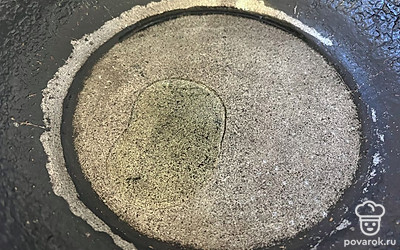 В сковородку вылейте масло. 