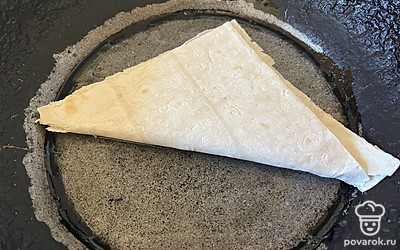 На масло выложите конвертик. 