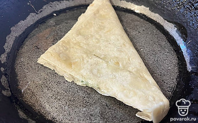 Обжаривайте оба конвертика с двух сторон до легкой румяной корочки. 