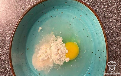 Яйцо смешайте с сухим молоком и водой, доведите до однородности.