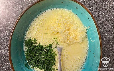 Сыр натрите на мелкой терке, укроп помойте, посушите и мелко нарежьте.