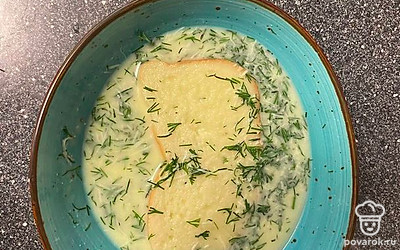 Обваляйте с двух сторон кусочки хлеба.