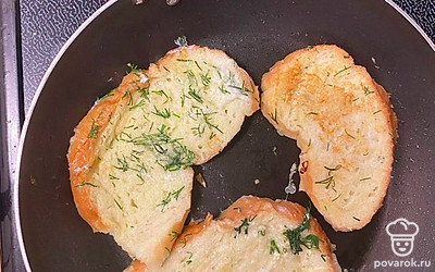 Включите плиту, обжарьте хлеб на масле с двух сторон.