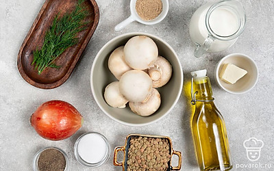 Промойте чечевицу холодной водой. Вымойте и обсушите шампиньоны и зелень. Ополосните и почистите лук. Подготовьте кастрюлю, сковороду и погружной блендер.