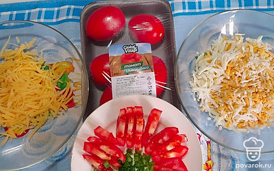 Натереть сыр и отварные яйца на терке, помидоры нарезать соломкой. Зелень нарезать. Соединить сыр, яйца и зелень. Добавить немного сметаны, соль, специи и все перемешать. 