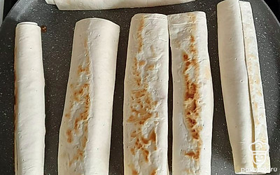 Обжарить на сухой сковороде с двух сторон до образования румяной корочки.