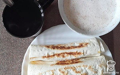 Подать с тузлуком или сметаной. Запивать горячим чаем. 