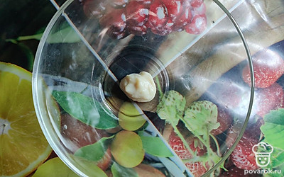 Выложите хрен в миску.