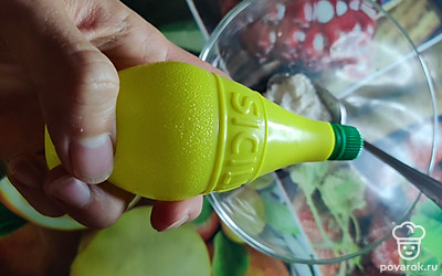 Влейте лимонный сок. 