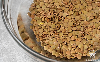 Выложите чечевицу в глубокую миску. Залейте ее водой и оставьте на 10-12 часов. После этого хорошенько промойте.