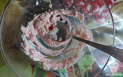 Добавьте кайенский перец, хорошо перемешайте до однородной массы.