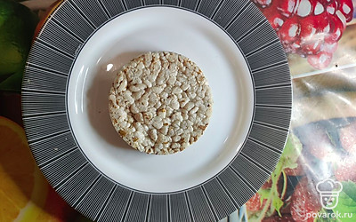 Выложите хлебец на тарелку. 