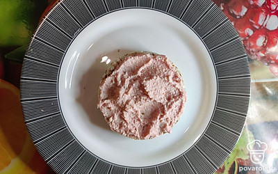 Намажьте хлебец приготовленной массой.