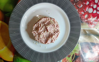 Посыпьте кунжутом.