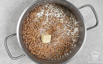 Добавьте к чечевице молоко и сливочное масло. Пробейте ингредиенты блендером до однородности.