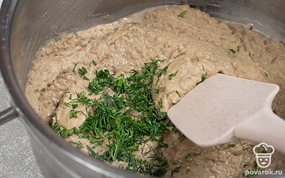 Измельчите укроп. Добавьте его в готовое пюре и хорошо перемешайте.