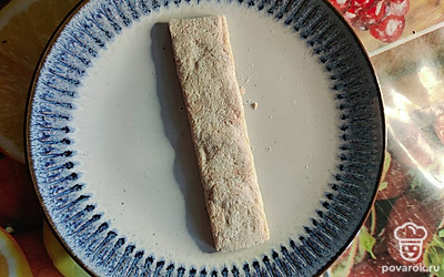 Выложите хлебец на блюдо.