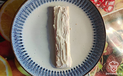 Намажьте хлебец сыром.