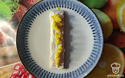 Выложите пасту из овощей на сыр.