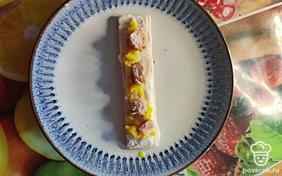 Нарежьте карпаччо слайсами и выложите на хлебец.