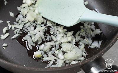 Влейте в разогретую сковороду оливковое масло. Выложите мелко нарезанный лук. Обжаривайте его 2-3 минуты, помешивая.