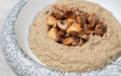 Выложите чечевичное пюре на тарелку. Сверху положите обжаренные грибы с луком.