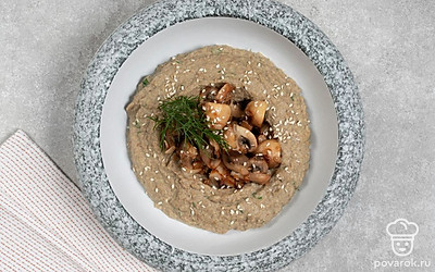 Подайте блюдо на стол сразу после приготовления, пока оно не остыло. 