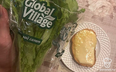 На кусочек хлеба положить 2 ломтика сыра, отправить в микроволновку на 1 минуту. Достать, на сыр положить салатный лист.