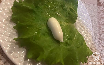 Добавить немного майонеза и колбасу. Сверху накрыть куском батона.