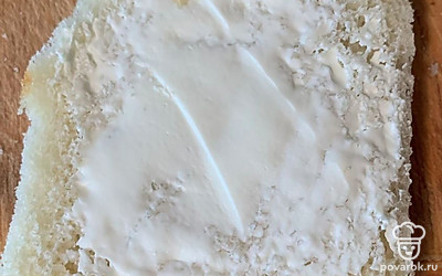 Хлеб намазать творожным сыром.