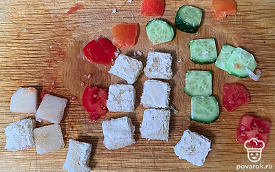 Вырезать квадратики из всех ингредиентов.