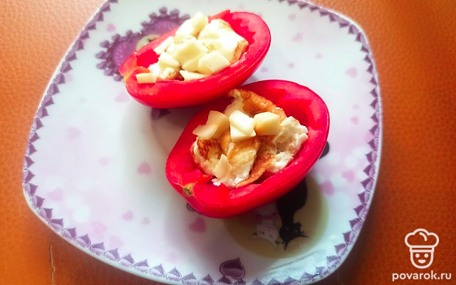 Запеченные половинки помидора с жареным яичным белком и сыром — Рецепт с фото