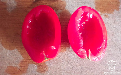 Помидор разрежьте на 2 половинки, удалите мякоть (как на фото).