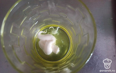 Отделите куриный белок от желтка, взбейте со сметаной до однородной массы.