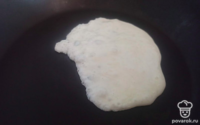 Обжарьте белок на горячей сковороде до готовности (2 минуты), посолите по вкусу.