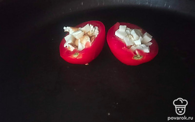 Нарежьте жареный белок и сыр кубиками, выложите в половинки помидора и поставьте в разогретую до 200 градусов духовку на 15 минут.