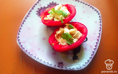 Подавайте порционно, украсив свежей зеленью.