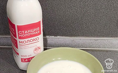 В глубокой посуде соединить молоко и яйцо.