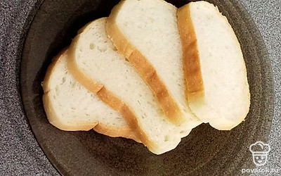 Батон нарезать ломтиками.