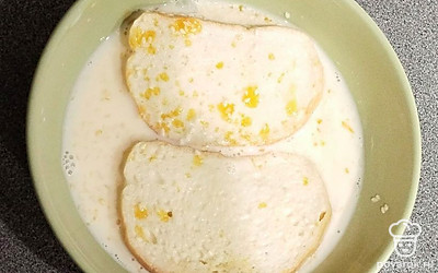 Обмакнуть каждый ломтик в молочно-ячную смесь.