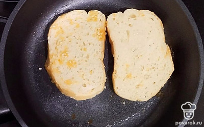 На разогретую сковороду налить растительное масло. Обжарить ломтики с двух сторон по 3-4 минуты на сильном огне.