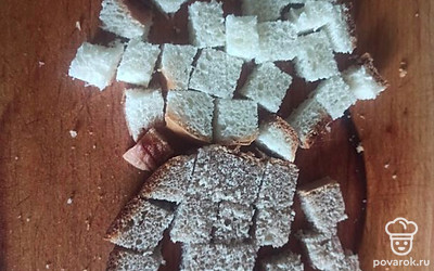 Серый и белый хлеб нарежьте маленькими кубиками.