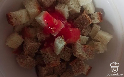 Добавьте томатный соус и хорошо перемешайте.