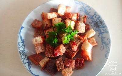 Подавайте порционно, украсив свежей зеленью.