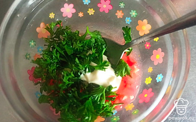 Петрушку мелко нарежьте, перемешайте с хренодером и майонезом.