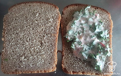 Намажьте получившейся смесью ломтики хлеба.