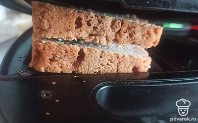 Выложите в горячую сэндвичницу и обжарьте 5 минут.