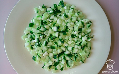 Огурец нарежьте небольшими кубиками.